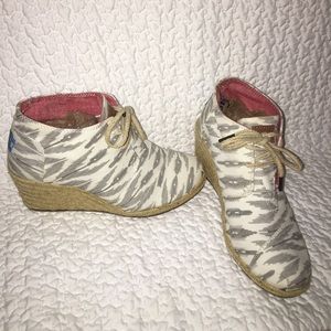 Toms Desert Striped Wedges Grey and White size 8